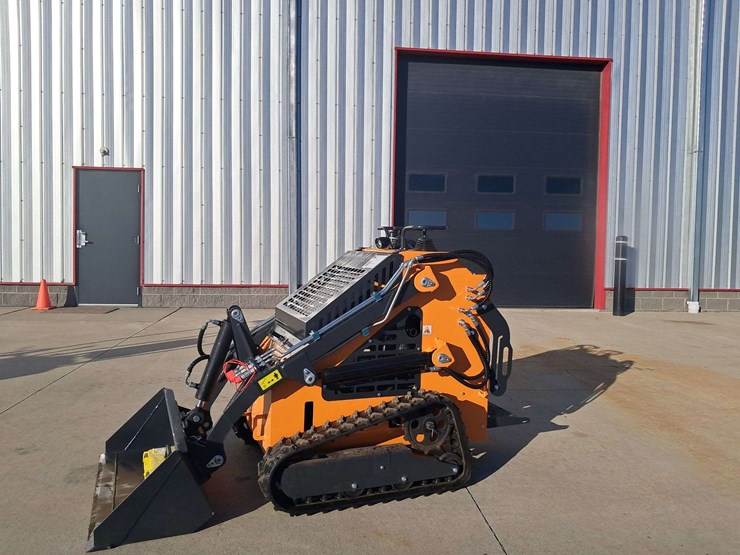 2025-landhero-mini-stand-on-skid-loader-image-1