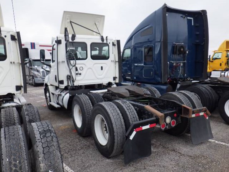 freightliner-cascadia-126-image-13