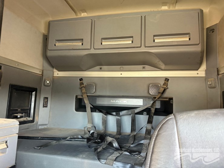 2020-mack-anthem-truck-image-22