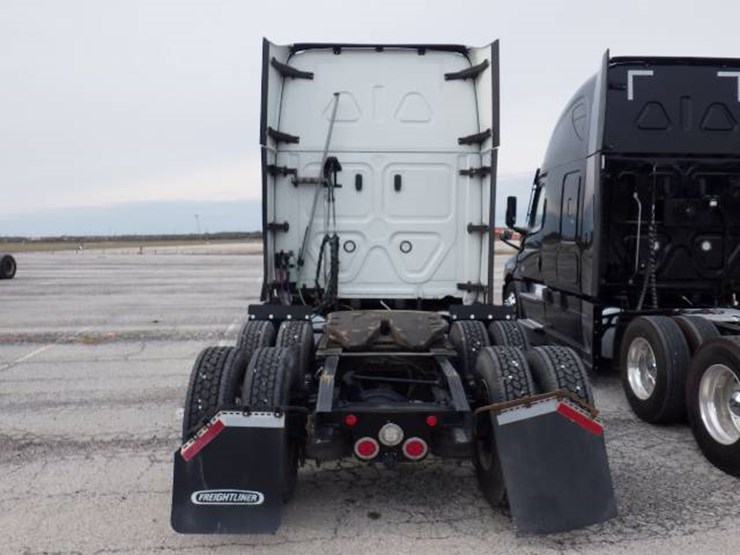 freightliner-cascadia-126-image-12