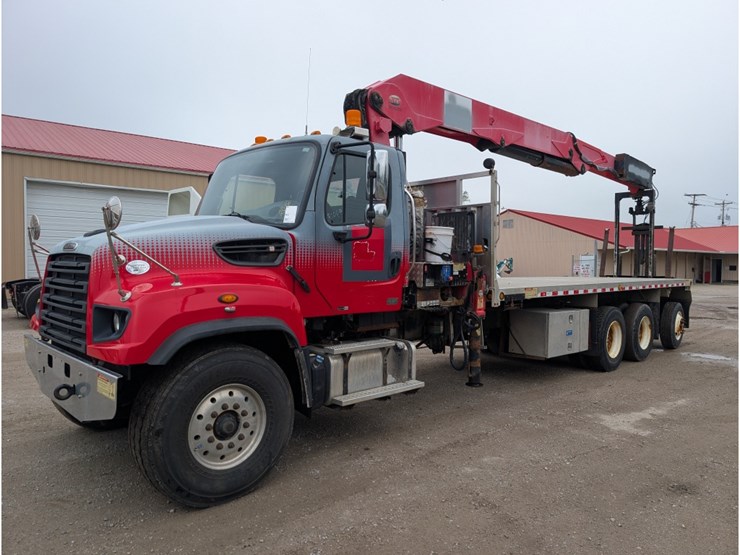 2015-freightliner-114sd-image-1