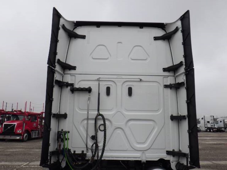 2022-freightliner-cascadia-126-image-15