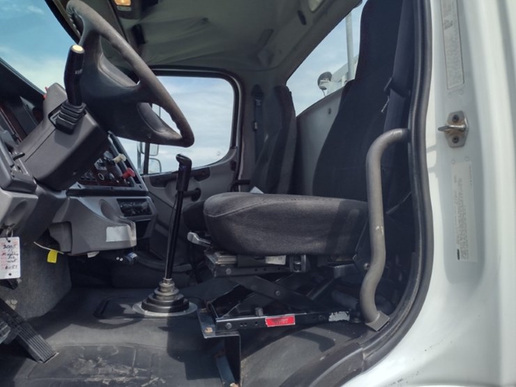 freightliner-m2-106-image-14