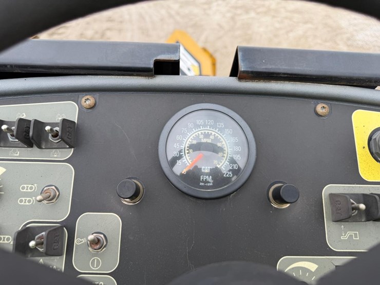 2015-caterpillar-ap-555e-image-27