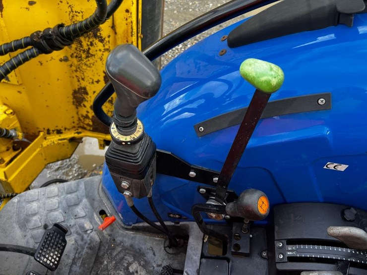 new-holland-tn70a-image-31