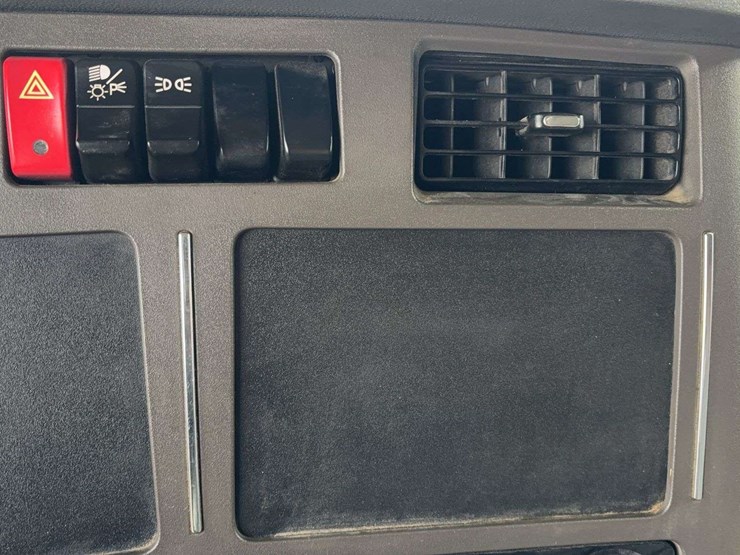 2016-kenworth-t880-image-51