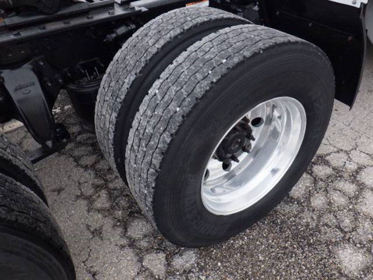 2022-freightliner-cascadia-126-image-10