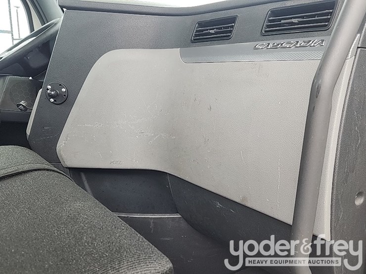 2019-freightliner-cascadia-126-image-42