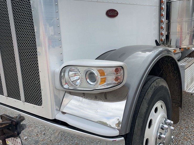 2009-peterbilt-389-image-10