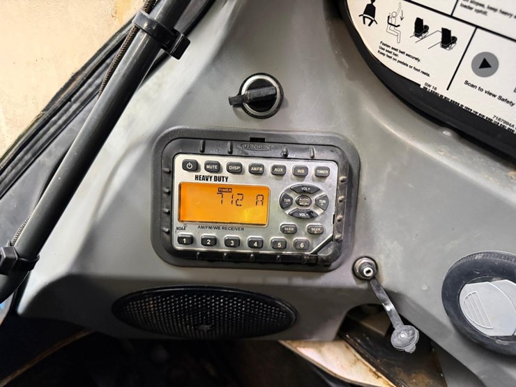 2022-bobcat-t740-image-31