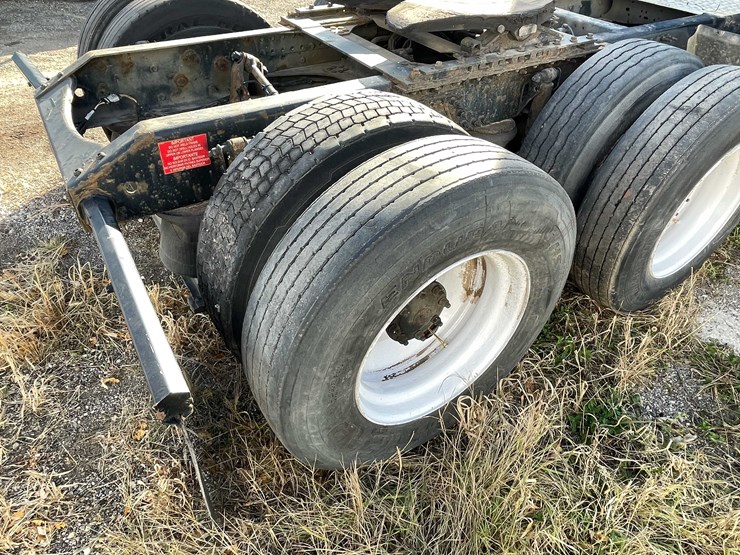 #202-•-2015-volvo-semi-tractor-(has-wi-title)-(denmark,-wi)-image-31