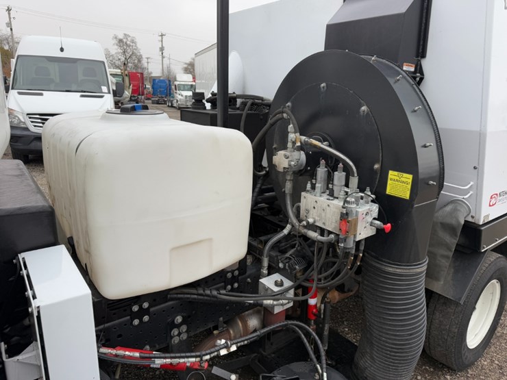 2023-isuzu-npr-image-15