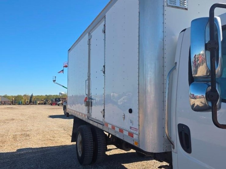 freightliner-m2-106-image-3