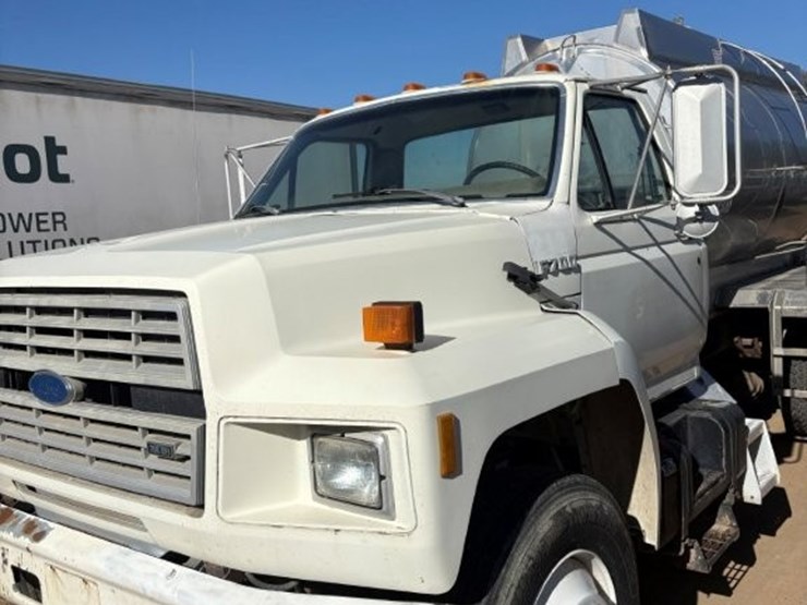 ford-f700-image-1