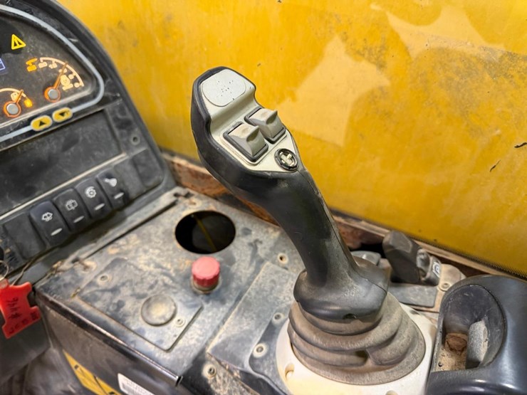 2015-jcb-525-image-20