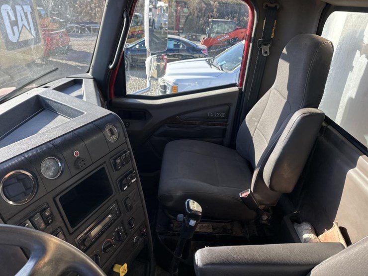 2017-international-hx615-image-48