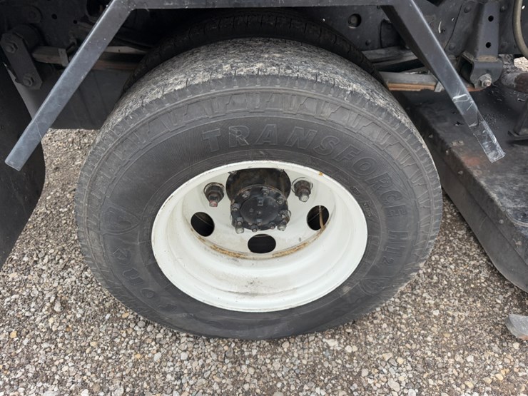 2023-isuzu-npr-image-11