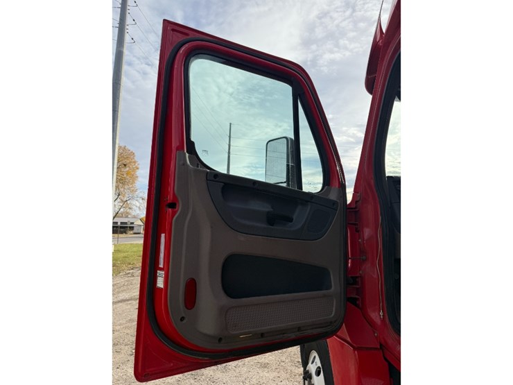 2019-freightliner-cascadia-125-image-20