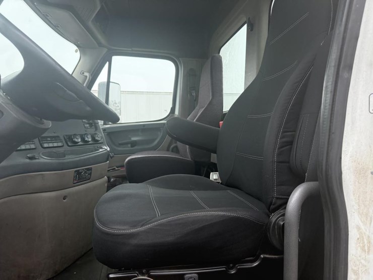 #1175-•-2016-freightliner-cascadia-day-cab-truck-tractor-image-47