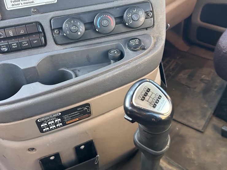 2012-freightliner-cascadia-125-image-34