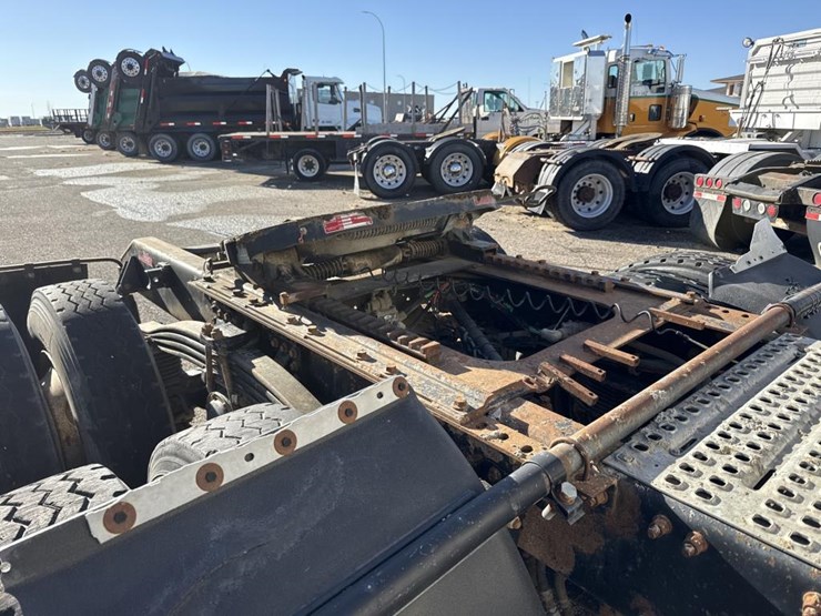 #1994-•-1999-volvo-day-cab-truck-tractor-image-35