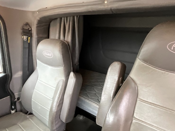 2015-peterbilt-365-image-29