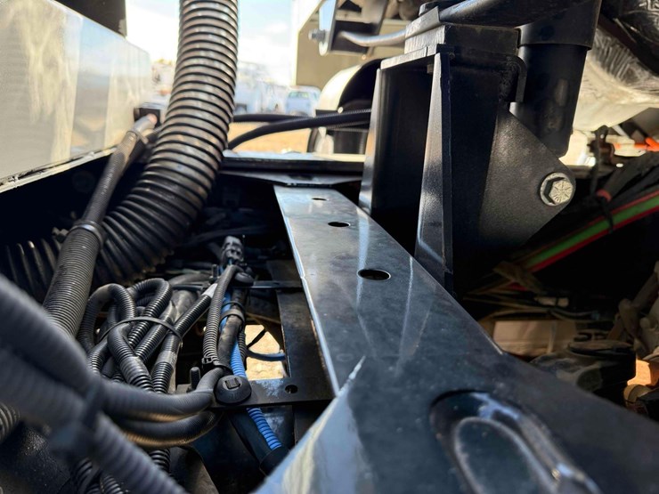 2017-freightliner-m2-106-image-17