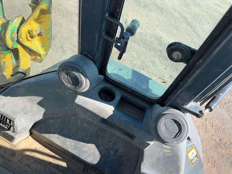 2011-deere-310j-image-32