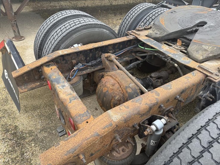 #1175-•-2016-freightliner-cascadia-day-cab-truck-tractor-image-29