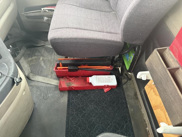 #1175-•-2016-freightliner-cascadia-day-cab-truck-tractor-image-50