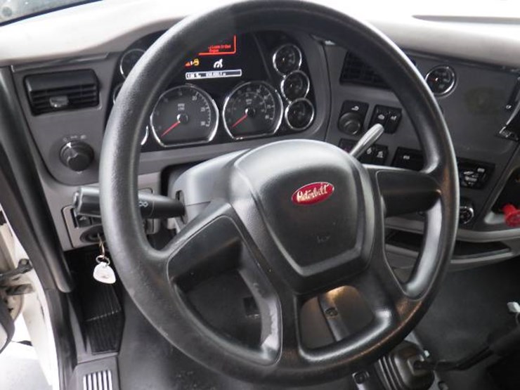 peterbilt-579-image-21
