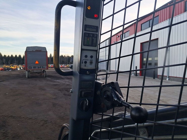 new-holland-l225-image-21