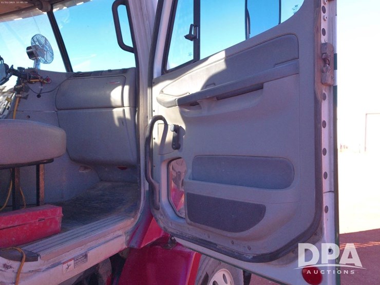 2007-freightliner-columbia-112-image-18