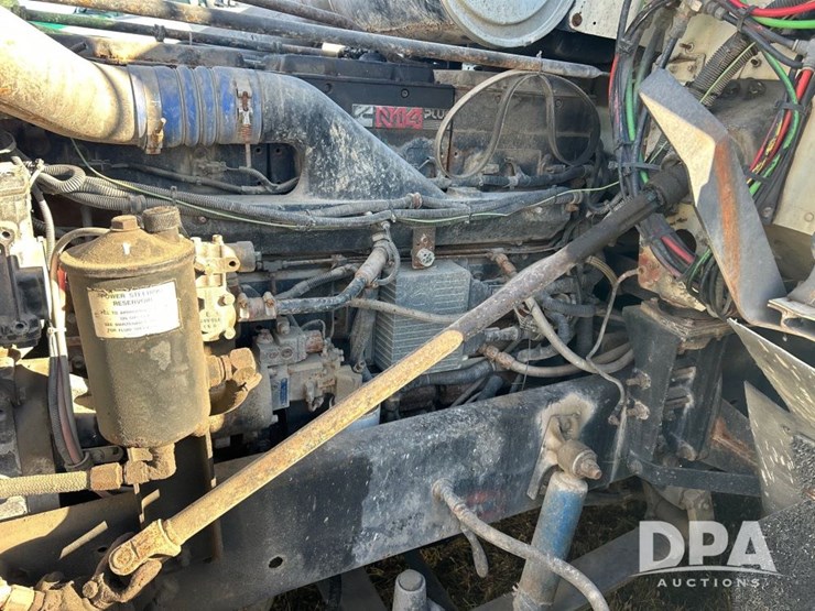 1996-freightliner-fld120-image-41