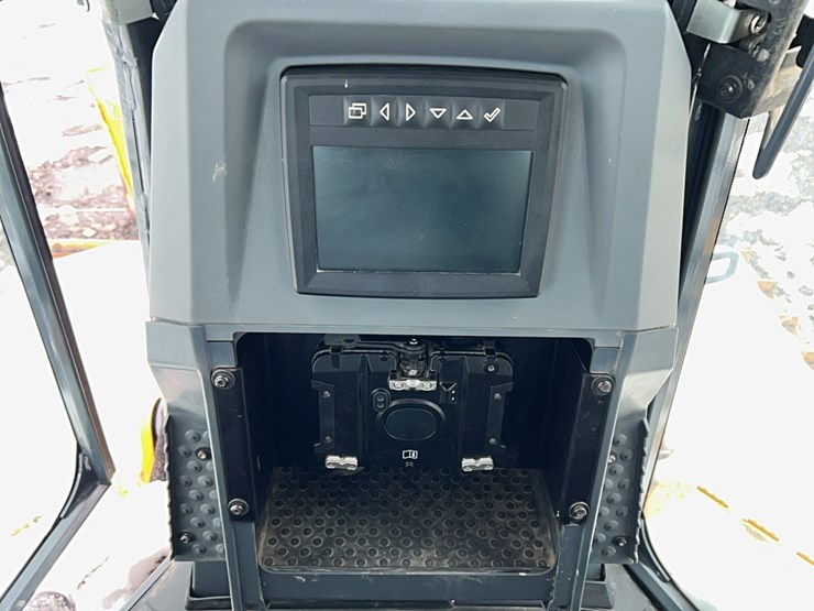 2023-deere-700l-image-24