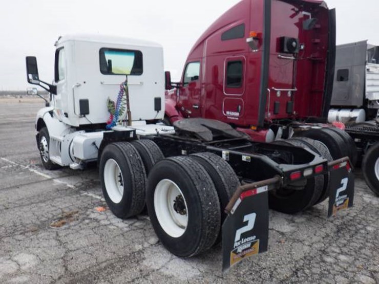 2019-peterbilt-579-image-11