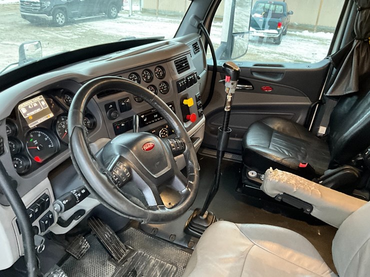2015-peterbilt-579-image-24