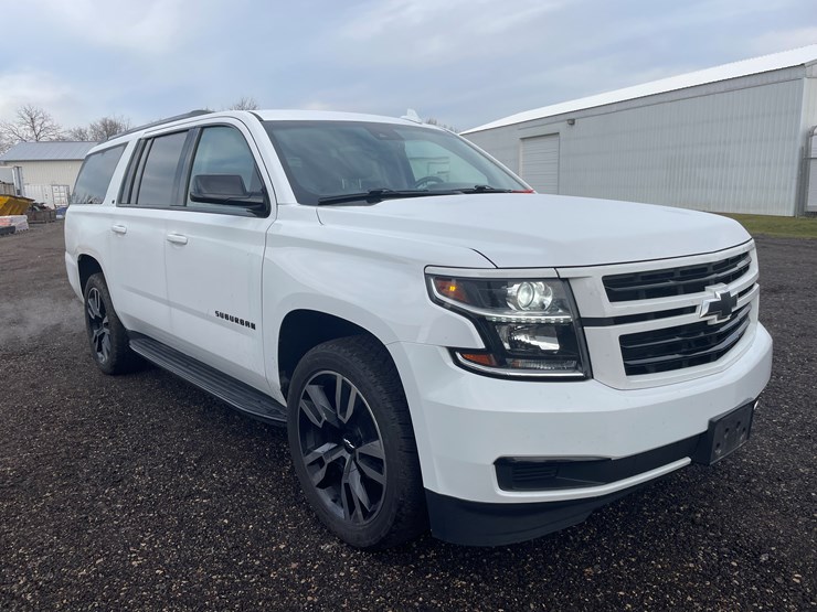 2019-chevrolet-suburban-image-3