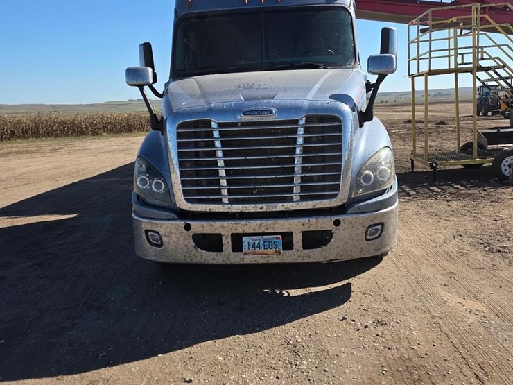 2016-freightliner-cascadia-125-image-3