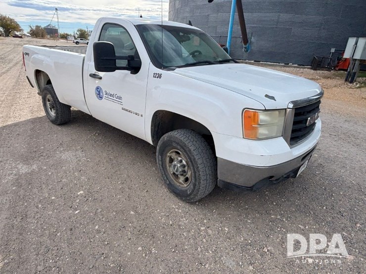 2009-gmc-sierra-2500hd-image-2