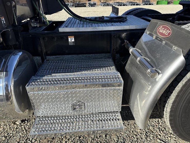 2012-peterbilt-389-image-42