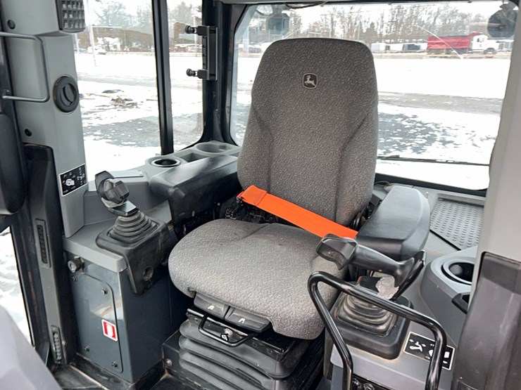 2023-deere-700l-image-19