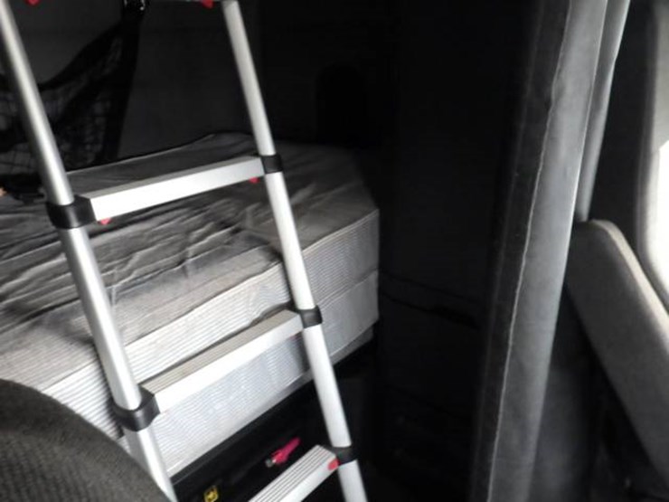 freightliner-cascadia-126-image-6