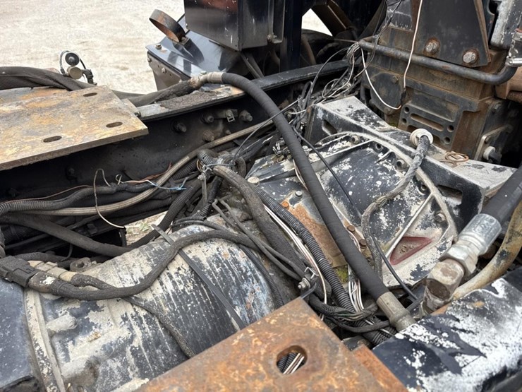 2005-peterbilt-320-image-30