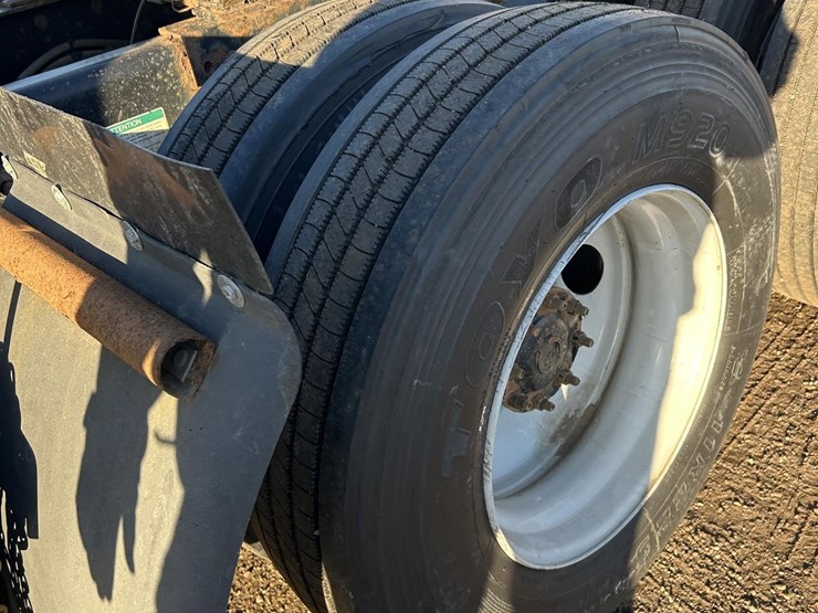 2012-freightliner-cascadia-125-image-38