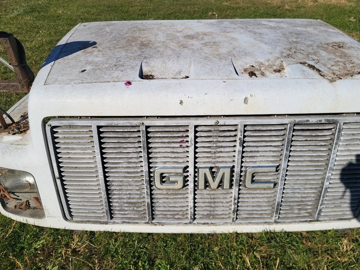 gmc-c8500-truck-hood-image-11
