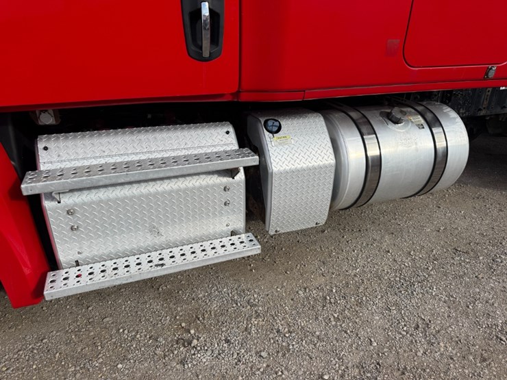 2019-freightliner-cascadia-126-image-8