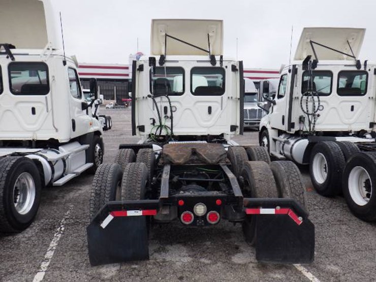 2018-freightliner-cascadia-126-image-11