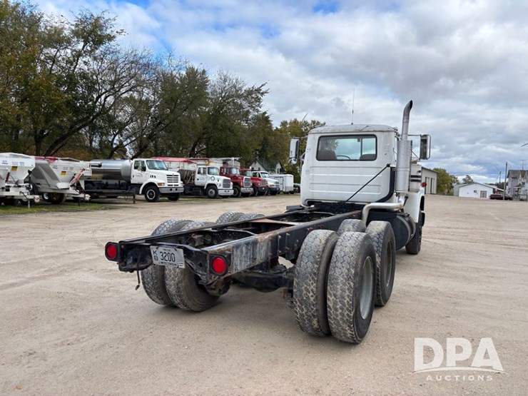 1985-mack-r686st-image-8