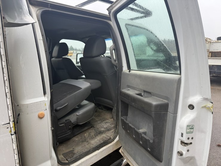 2011-ford-f550-image-27